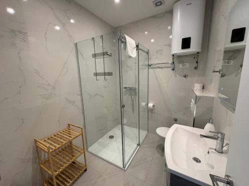 A2-apt w shared pool & balcony next to the beach