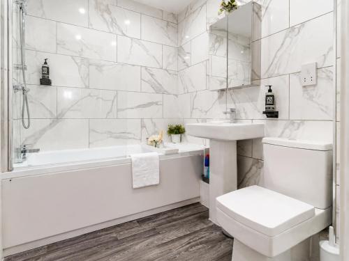 Bridge Court by Sterling Edge - Stylish 1-Bed Apartments with Balcony or Private Garden and Free Onsite Parking photo 18