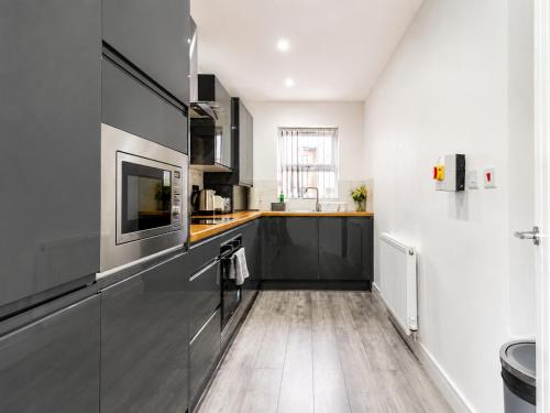 Bridge Court by Sterling Edge - Stylish 1-Bed Apartments with Balcony or Private Garden and Free Onsite Parking photo 12
