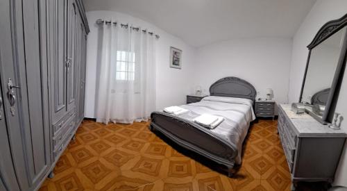 a bedroom with a bed and a television in it at Meraki in Finisterre