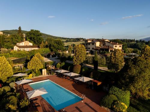 an aerial view of a resort with a swimming pool at B&B Villa Cardeto in Anghiari