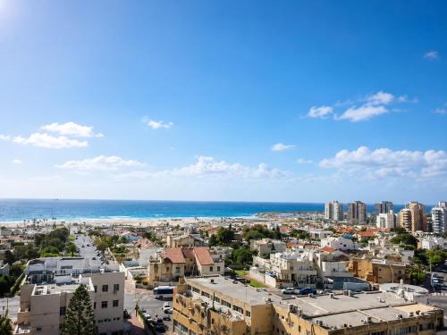 an aerial view of a city and the ocean at דירת החלומות באשדוד in Ashdod