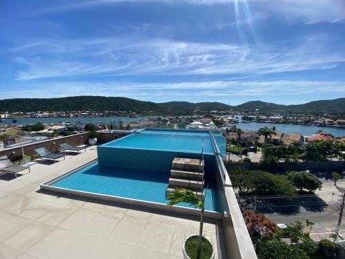 a swimming pool on the roof of a building at Samba Bossa Nova Cabo Frio in Cabo Frio