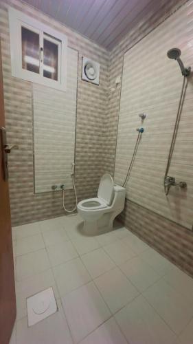 a bathroom with a toilet and a shower at شقق مخدومه in Najran