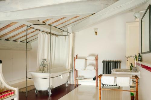 a bathroom with a tub and a sink at Dimora DiVino in Palazzone