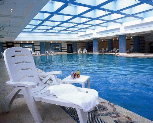 Bazén v ubytování Huafang Jinling International Hotel Zhangjiagang nebo v jeho okolí