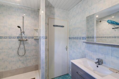 a bathroom with a shower and a sink at Gite xl proche Grottes Lascaux in Fossemagne