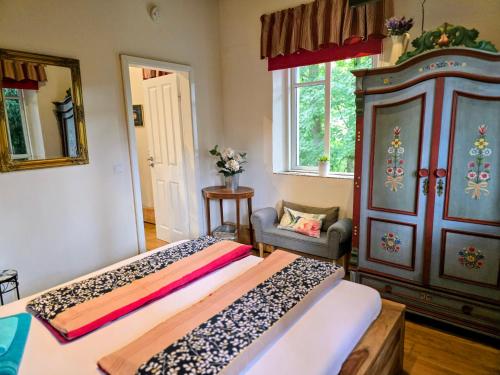 Un pat sau paturi într-o cameră la HR Cottage am Honigbach