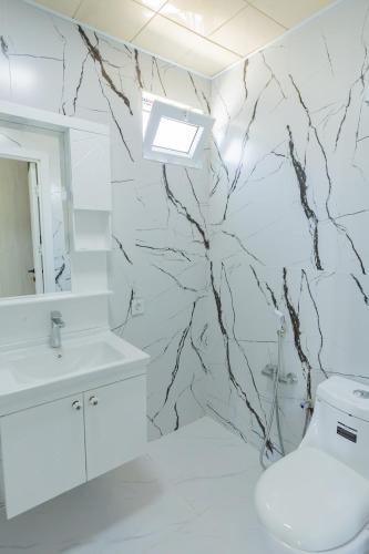 a bathroom with a black and white marble wall at Astalanya City in Astara
