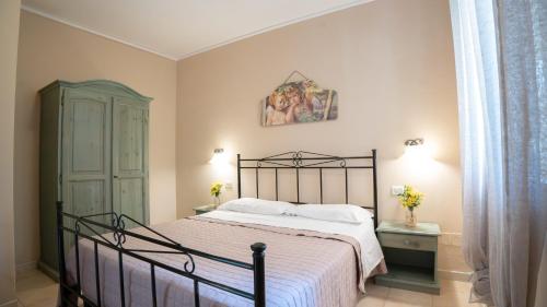 a bedroom with a bed and a painting on the wall at Agriturismo Fara del Falco in Vieste