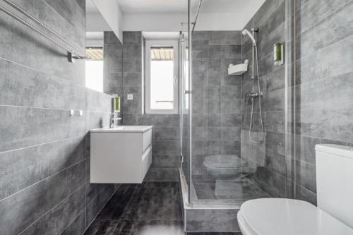 ein Badezimmer mit Toilette, Waschbecken und Dusche in der Unterkunft D.W Nawigator in Ostrowo