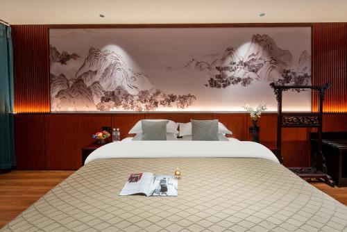 a bedroom with a large white bed in a room at 木老爷客栈 in Lijiang