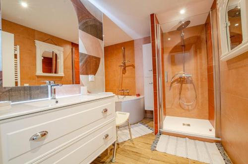 a bathroom with a shower and a sink and a toilet at La gentilhommière in Villemorien
