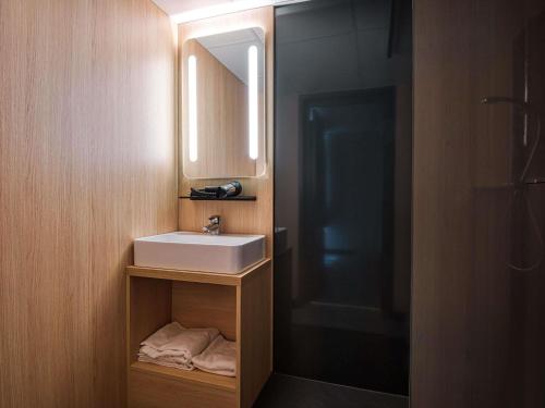 a bathroom with a sink and a mirror at ibis Issoire in Issoire