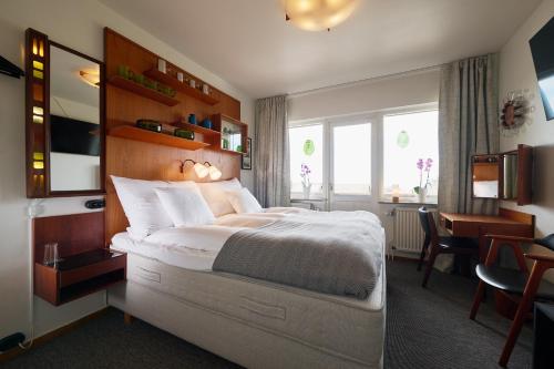 a bedroom with a large bed in a room at Hotell Hanöbris på Kivik in Kivik