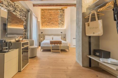 a kitchen and a bedroom with a bed in a room at La Corte del Lario - Contrada del Duca in Varenna