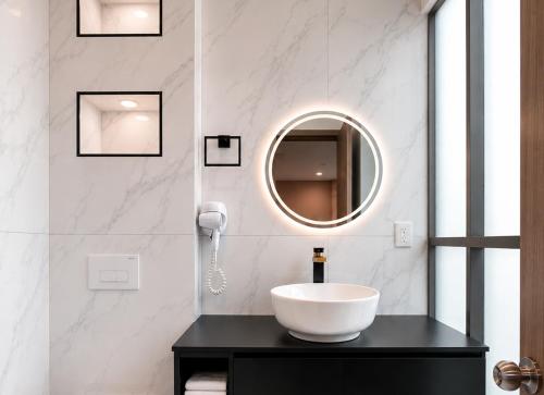 a bathroom with a sink and a mirror at Hotel Cacaxtla Collection in Tlaxcala de Xicohténcatl