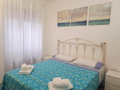 a bedroom with a bed with two towels on it at S'erribera de S'abiolu in Baunei