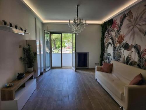 a living room with a couch and a chandelier at Casetta Lungomare in Pescara