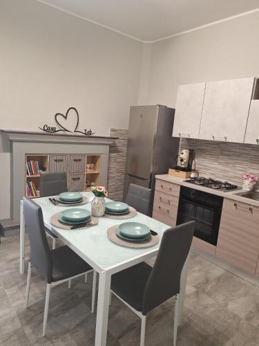 eine Küche mit Tisch und Stühlen und eine Küche mit Herd in der Unterkunft Casa Lab in Senise