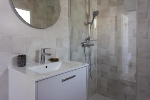 a bathroom with a sink and a shower with a mirror at Le Galois - Spacieux appartement en hypercentre de Blois in Blois