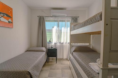 two bunk beds in a room with a window at Casa Tannat by Vindecaf in Cafayate