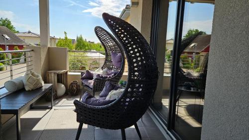 a pair of chairs sitting on a balcony at Gästehaus Ferienwohnung Abendstern in Rust