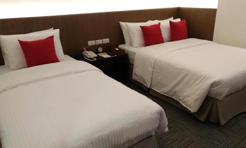 Ένα ή περισσότερα κρεβάτια σε δωμάτιο στο Emperor Hotel
