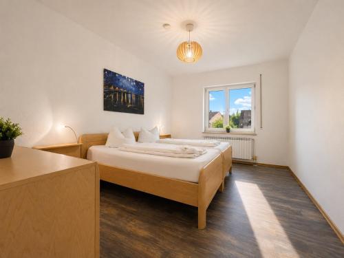 a bedroom with a bed and a window at Dill Apartments Pleinfeld Pacellistraße in Pleinfeld