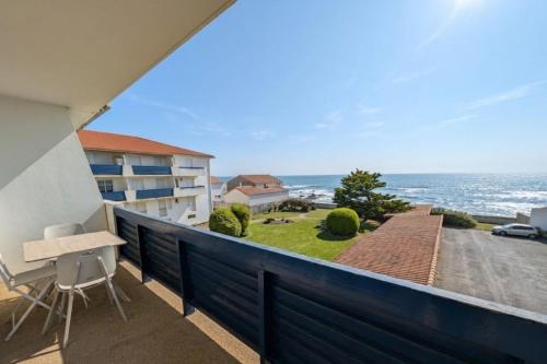 Sunny Flat with Sea-View Balcony