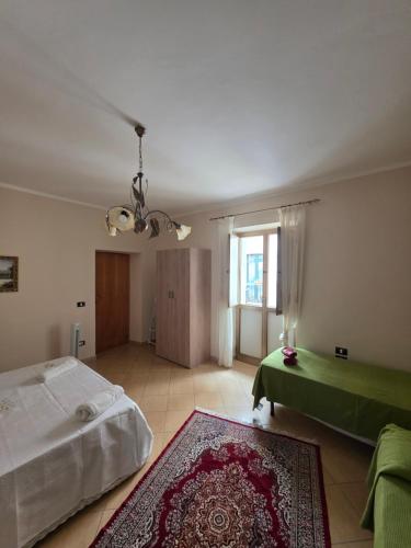 a bedroom with a bed and a green table at Casa Murales in Diamante