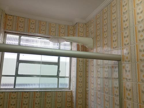 ein Fenster in einem Zimmer mit einem Vorhang in der Unterkunft Apartamento Gonzaga Santos in Santos