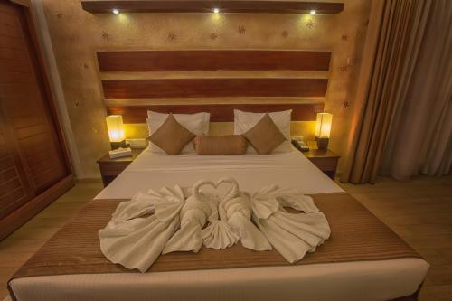 um quarto com uma cama com toalhas em Avenra Beach Hikkaduwa em Hikkaduwa