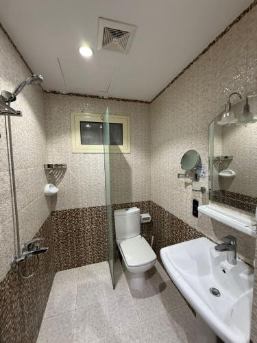 a bathroom with a toilet and a sink at فندق اعالي الحجاز - مكة المكرمة in Mecca