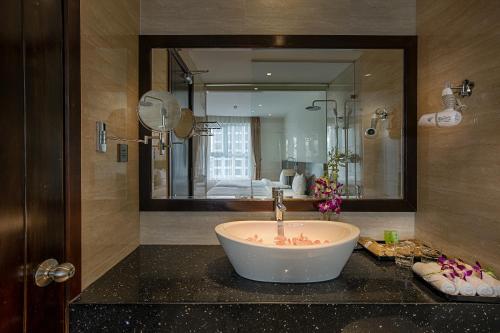 Phòng tắm tại Sofia Suite Hotel Danang