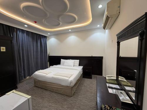 a bedroom with a large bed and a ceiling at فندق اعالي الحجاز - مكة المكرمة in Mecca