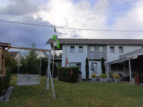 a house with a flag in the yard at Ferienwohnung Brönnleins in Koblenz