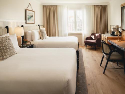 a hotel room with two beds and a desk at Hotel Viking in Newport