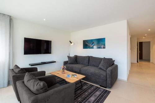 a living room with two couches and a table at Domizil Relax - Fewo Seeluft in ruhiger zentraler Lage in Überlingen
