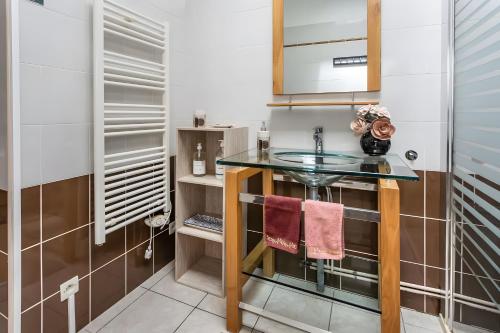a bathroom with a sink and a mirror at Demeure Olea, Chambres D'hôtes in Chérac