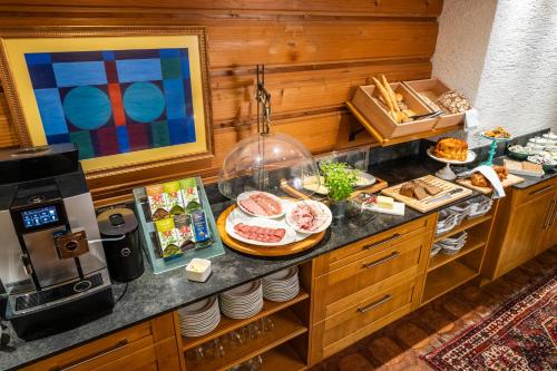 a kitchen with a buffet with food on a counter at Gästehaus Schusser an der Therme, Frühstück, Doppelzimmer und Ferienwohnung in Bad Kleinkirchheim