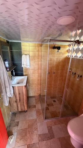 a bathroom with a shower and a sink at Valle Sereno, Hospedaje rural cerca del Salto del Buey in Abejorral
