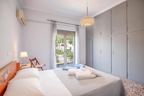 a bedroom with a large bed with two white towels at Giorgos House in Nafpaktos
