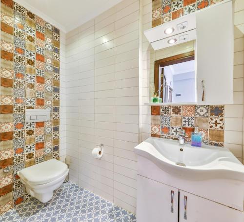 a bathroom with a toilet and a sink at DuruPduru Kaş in Kaş
