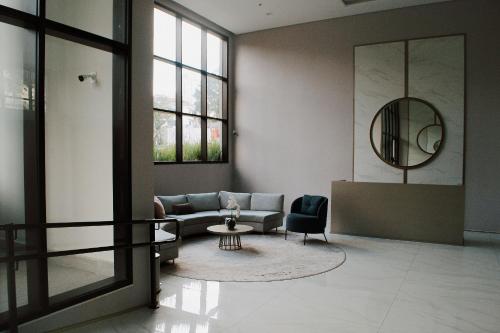 a living room with a couch and a table and a mirror at Studio Moderno A 2 mim do Metrô Sacomã Wi-Fi 600mb | SP Expo in São Paulo