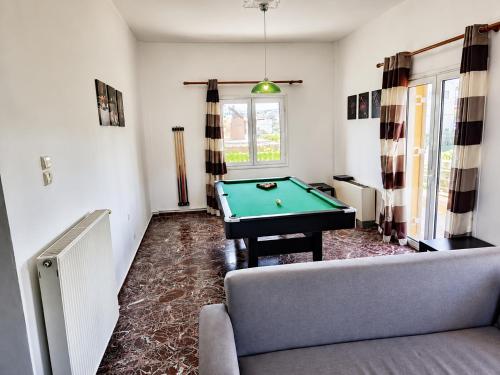 Coastal getaway with pool table