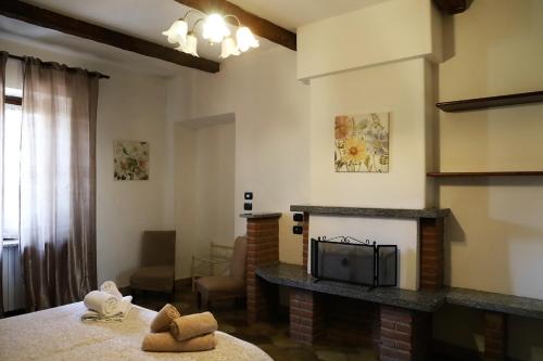 a room with a living room with a fireplace at Casale del Miglio in Casorzo
