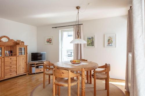 a dining room with a table and chairs at Ferienwohnung Sonnenfreuden direkt am See, ideal für Paare in Überlingen