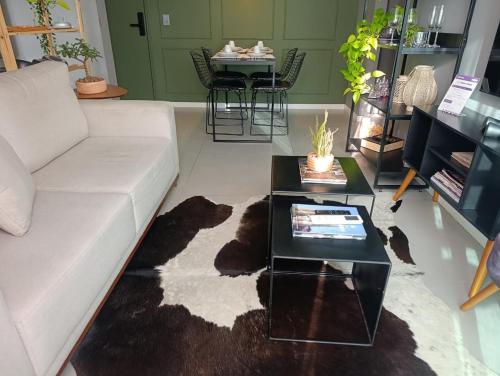 a living room with a couch and a table at LK Funcionários 6 in Belo Horizonte