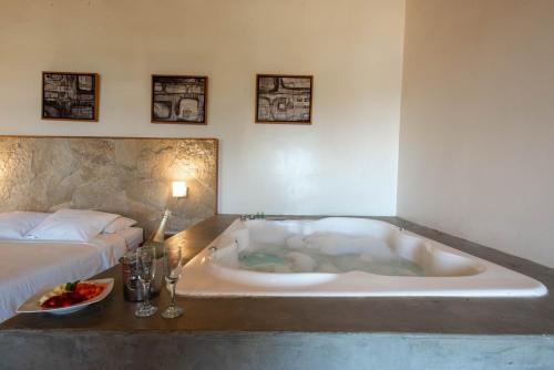 a bath tub with a bowl of fruit next to a bed at El Mirador de Vichayito in Vichayito